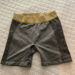 Gymshark women’s biker shorts gray stretch spandex size M stretchy